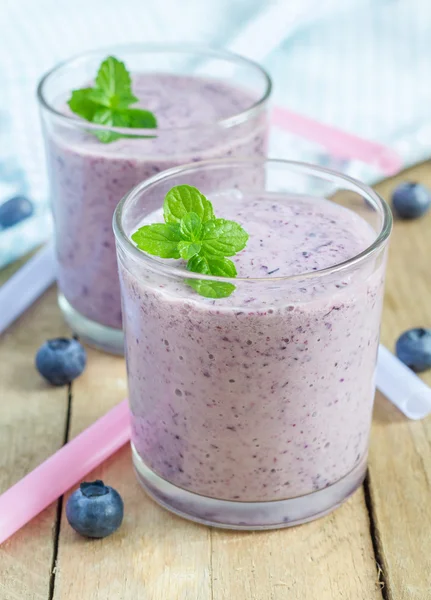 Färsk smoothie med blåbär, banan och yoghurt — Stockfoto