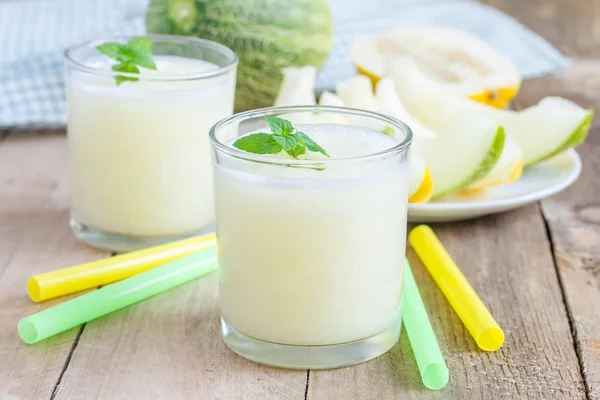 Batido de melón fresco en el vaso sobre la mesa de madera — Foto de Stock