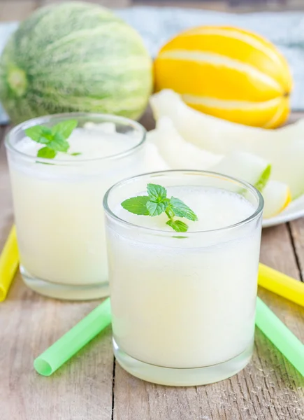 Batido de melón fresco en el vaso sobre la mesa de madera — Foto de Stock