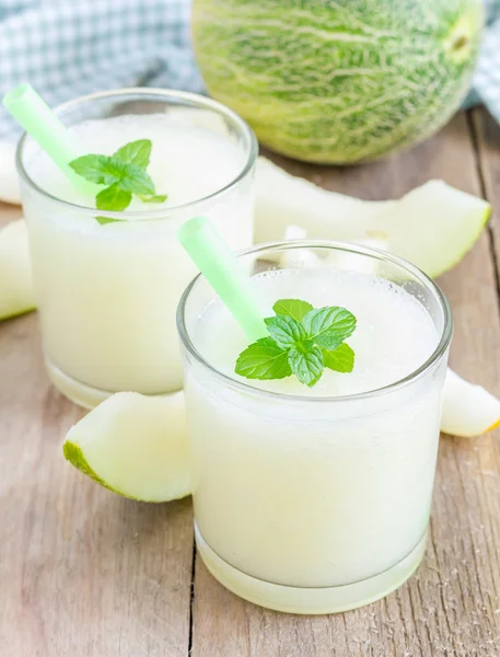 Smoothie de melão fresco no vidro na mesa de madeira — Fotografia de Stock