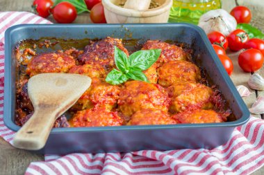 Form pişirme içinde domates soslu köfte