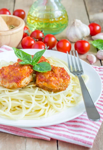 М'ясні кульки в томатному соусі з спагетті на білій тарілці — стокове фото