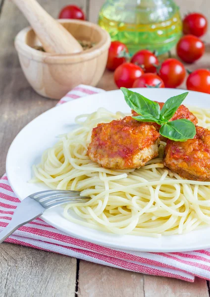 М'ясні кульки в томатному соусі з спагетті на білій тарілці — стокове фото