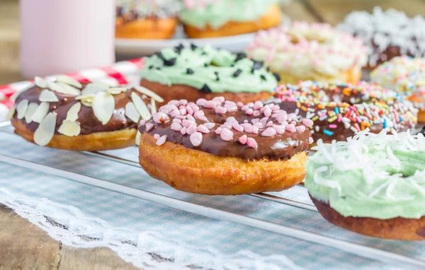 Donuts coloridos caseiros em um rack de refrigeração — Fotografia de Stock