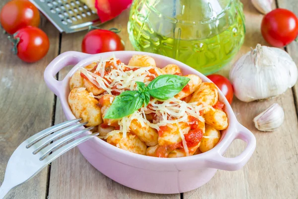 Ev yapımı Patates gnocchi domates fesleğen sos ile — Stok fotoğraf