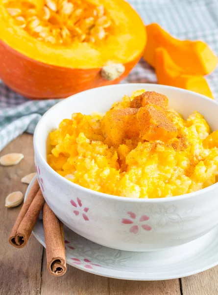 Bouillie de citrouille au riz, lait et cannelle — Photo