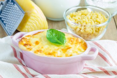Bir mini cocotte pişmiş makarna ve peynir