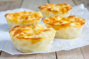 küçük bir börek peynirli makarna pişmiş