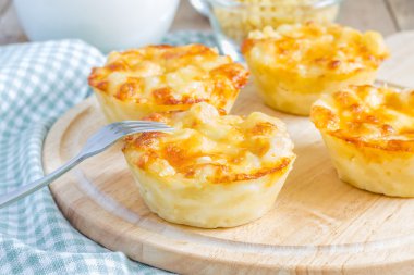 küçük bir börek peynirli makarna pişmiş