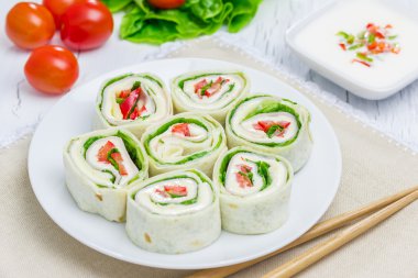 tortilla rulo yumuşak peynir, tavuk jambon ve sebze ile