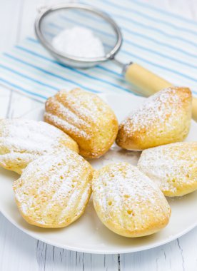 Beyaz plaka üzerinde toz kurabiyeleri şeker