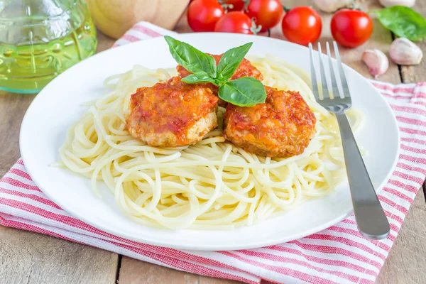 Köfte, domates soslu spagetti ile — Stok fotoğraf