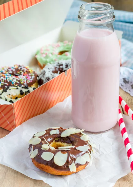 Donuts coloridos caseiros com bebida de leite de morango — Fotografia de Stock