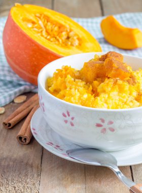 Pirinç, süt ve tarçınlı kabak lapası.