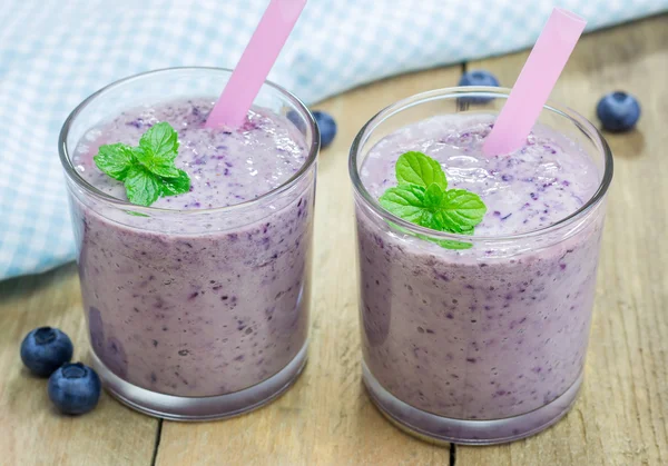 Färsk smoothie med blåbär, banan och yoghurt — Stockfoto