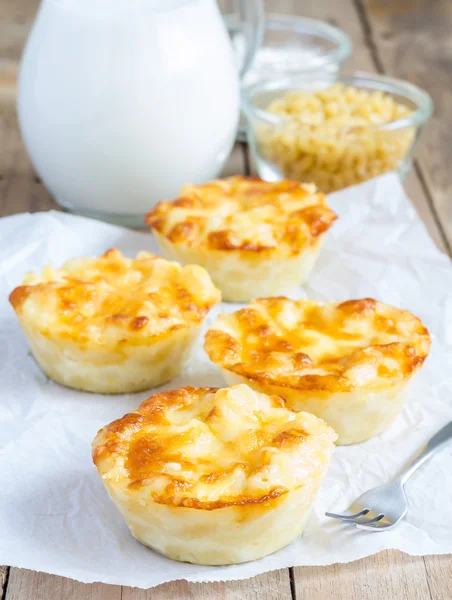 Macarrão e queijo assados como tartes — Fotografia de Stock