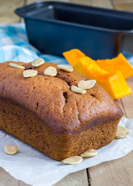 Limpa färskt bakad hemmagjord pumpa bröd — Stockfoto