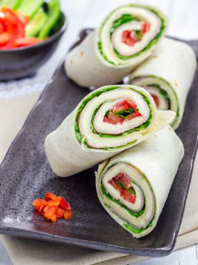 tortilla rulo yumuşak peynir, tavuk jambon ve sebze ile