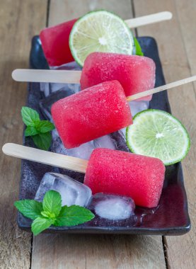 Ev yapımı karpuz ve limonlu buzlu dondurma.