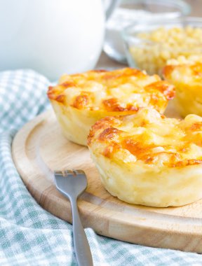 küçük bir börek peynirli makarna pişmiş