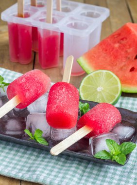 Ev yapımı karpuz ve limonlu buzlu dondurma.