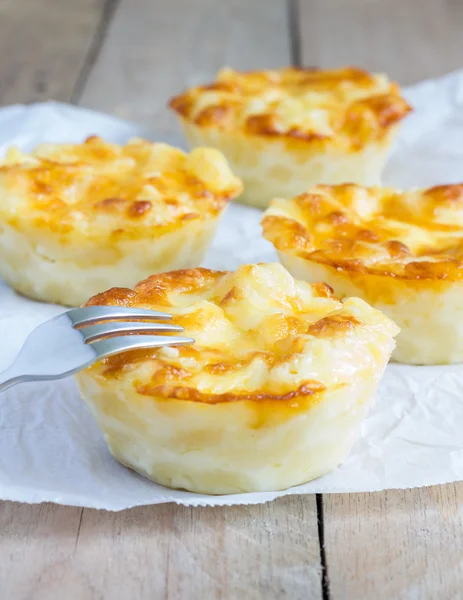 Macaroni and cheese baked as a little pies — Stock Photo, Image