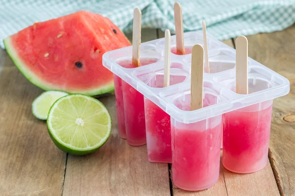 Paletas caseras con sandía y lima — Foto de Stock