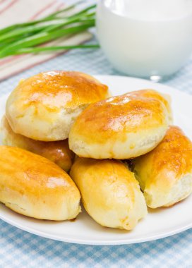 Rus hamur işleri (pirogi) dolu yumurta ve yeşil soğan, closeup ile
