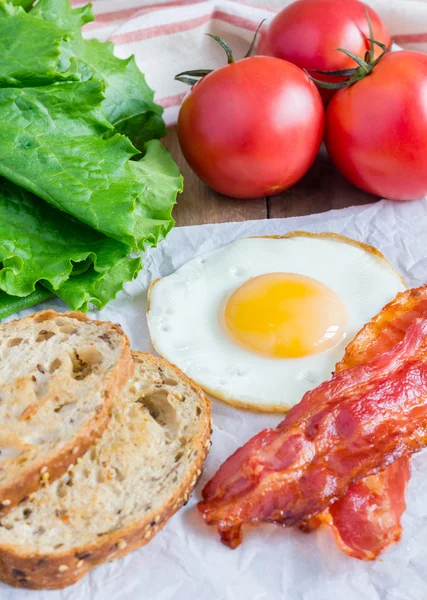 Hacer sándwich de cara abierta con huevo, tocino, tomate y lechuga — Foto de Stock