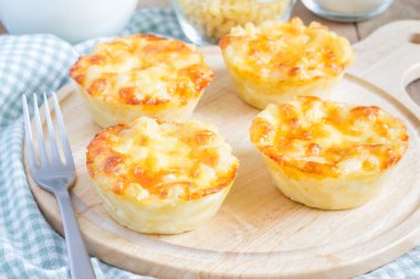küçük bir börek peynirli makarna pişmiş