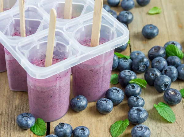 Homemade popsicles with blueberry, yogurt and honey — Stockfoto