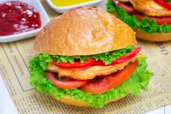 Сэндвичи с филе жареной курицы, помидорами и паприкой — стоковое фото