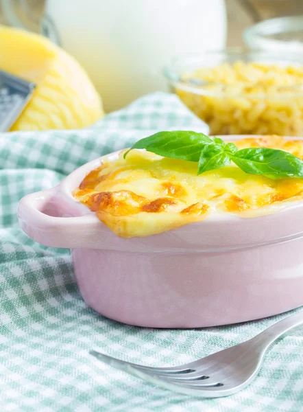 Macarrão e queijo assados em um mini cocotte — Fotografia de Stock