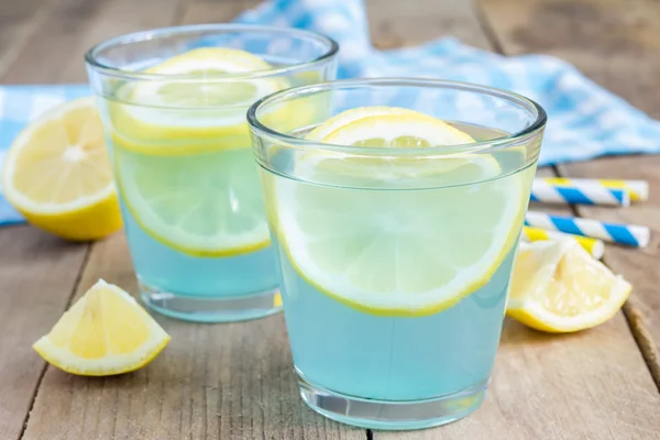 Limonada azul con limones frescos — Foto de Stock