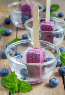 Homemade popsicles with blueberry, yogurt and honey