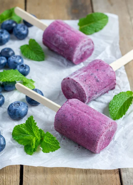 Homemade popsicles with blueberry, yogurt and honey — Stockfoto