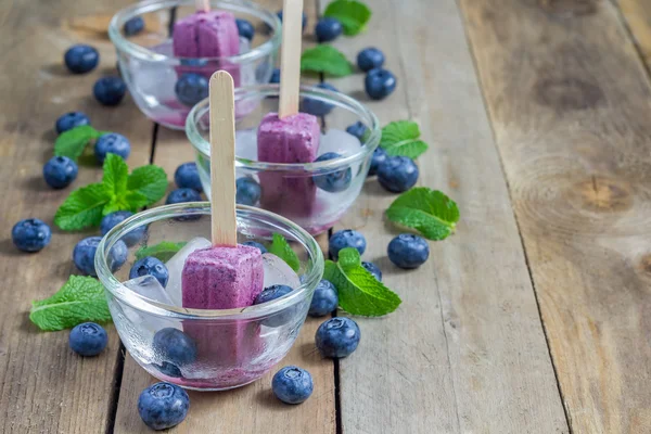 Homemade popsicles with blueberry, yogurt and honey — Stockfoto
