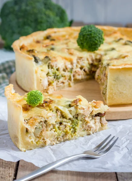 Quiche lorraine med kyckling, champinjoner och broccoli — Stockfoto