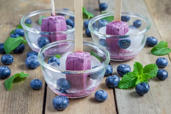 Homemade popsicles with blueberry, yogurt and honey — Stock fotografie