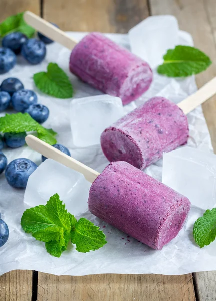 Homemade popsicles with blueberry, yogurt and honey — Zdjęcie stockowe