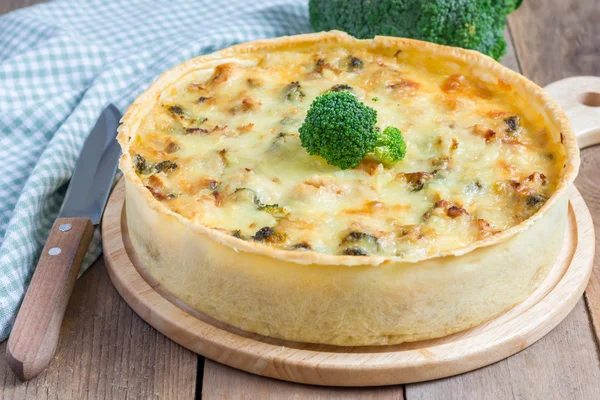 Quiche lorraine med kyckling, champinjoner och broccoli — Stockfoto