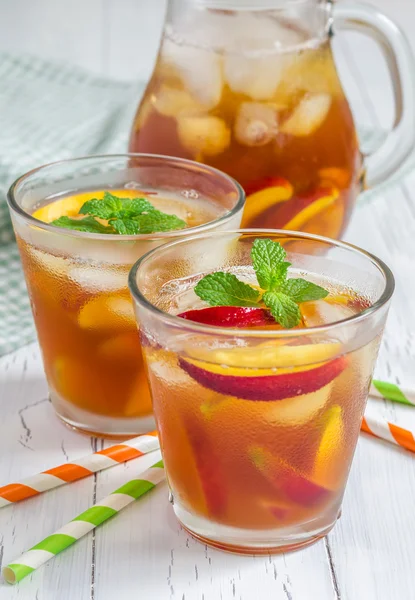 Dois copos de refrescante chá gelado de nectarina caseira — Fotografia de Stock