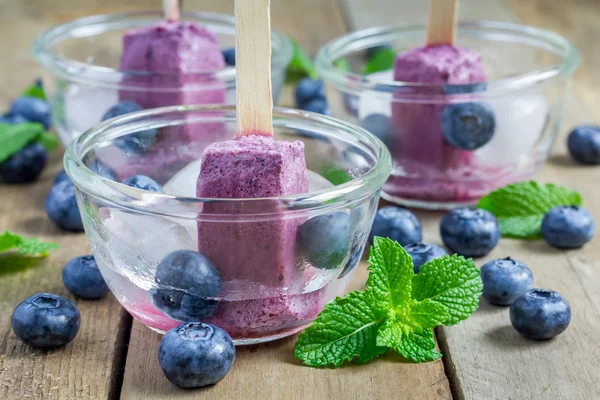 Homemade popsicles with blueberry, yogurt and honey — Stockfoto