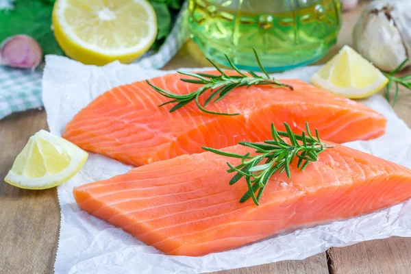 Fresh raw salmon fillet with rosemary and lemon — 图库照片