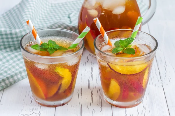 Dois copos de refrescante chá gelado de nectarina caseira — Fotografia de Stock