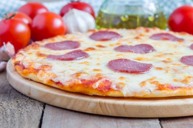 Ev yapımı biberli pizza yemeye hazır bir ahşap gemide