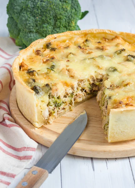 Quiche lorraine med kyckling, champinjoner och broccoli — Stockfoto