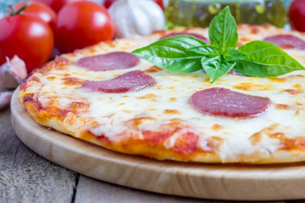 Pizza pepperoni buatan sendiri di papan kayu, siap untuk dimakan — Stok Foto