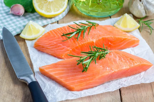 Fresh raw salmon fillet with rosemary and lemon — 图库照片