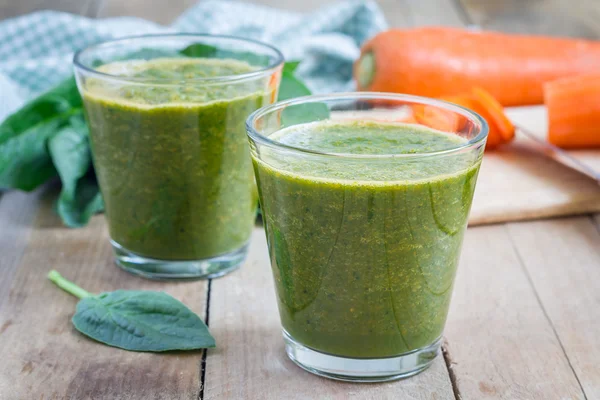 Healthy green spinach carrot smoothie in a glass — Stock Photo, Image